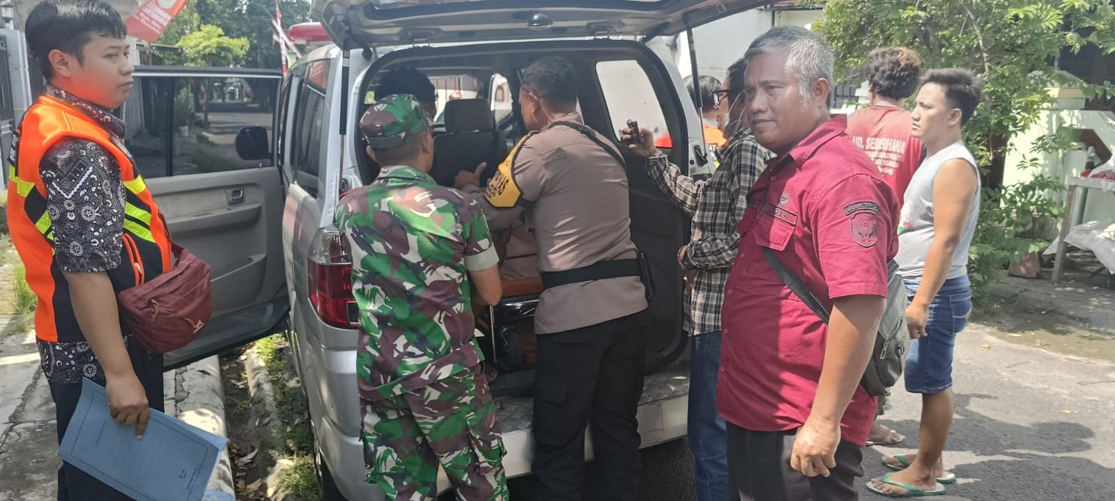 Kapolres Nganjuk AKBP Muhammad, S.H., S.I.K., M.Si., membenarkan pihaknya melalui program Peduli Masyarakat telah mengevakuasi dan mengantar seorang laki-laki inisial JT (39) warga Kelurahan Kartoharjo, Kabupaten Nganjuk yang diduga ODGJ berobat ke Rumah Sakit Jiwa Menur Surabaya, Jum’at (19/04/2024).