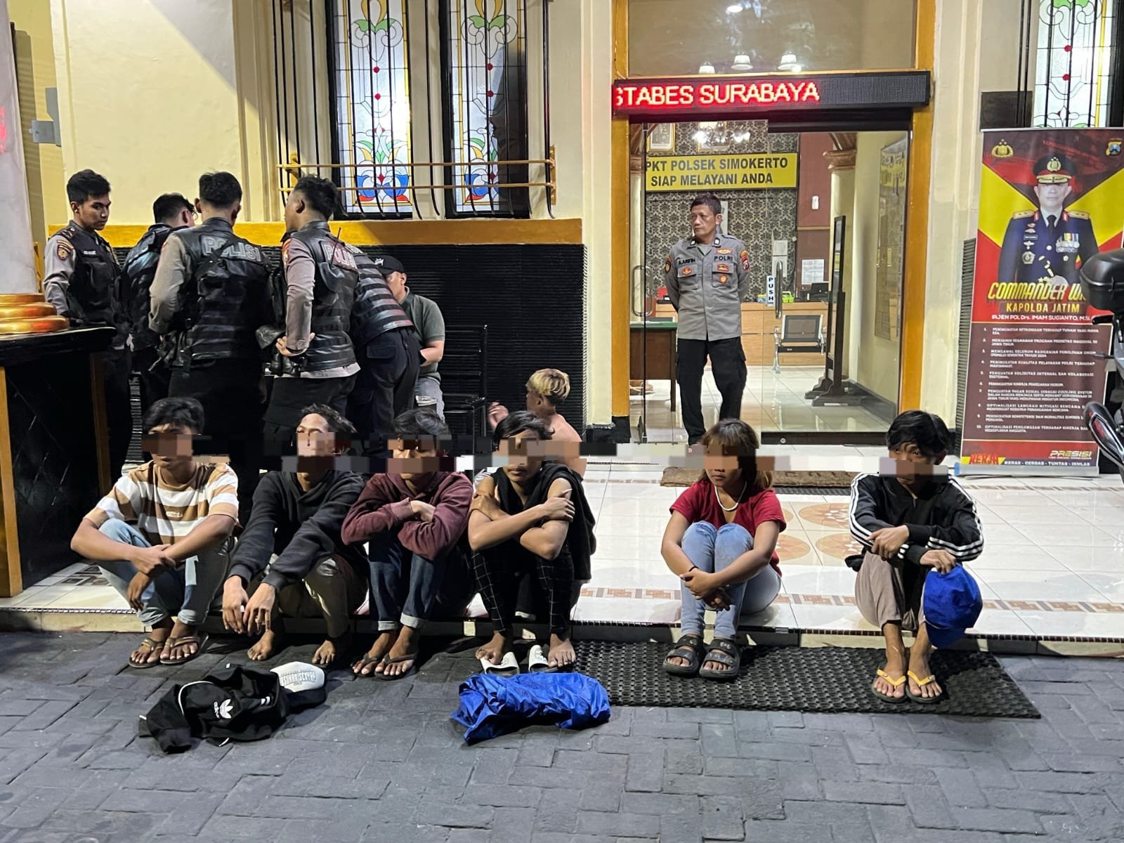 Tim Respatti Presisi Sat Samapta Polrestabes Surabaya Polda Jatim mengamankan 7 pemuda kelompok gengster bernama Warriors Kacaw sby dan Pasukan Senyap.