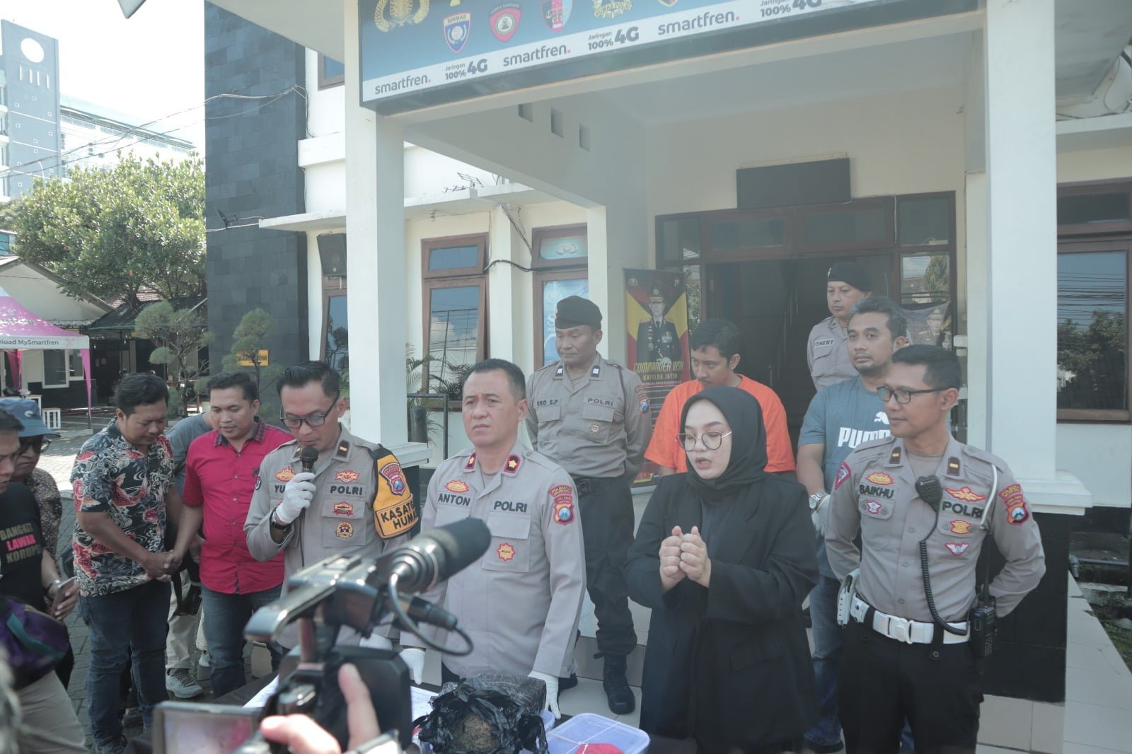 Berkat informasi dari masyarakat dan kerja keras tim Unit Reskrim Polsek Lowokwaru, Polresta Malang Kota, berhasil mengungkap jaringan peredaran ganja dengan total barang bukti 2 kilogram. 