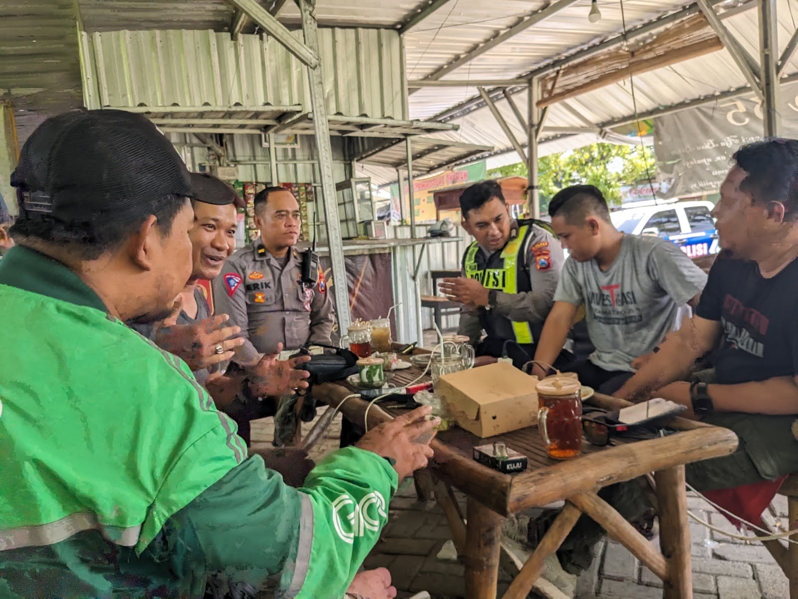 Sampaikan Pesan Kamseltibcarlantas Polres Bojonegoro Ngopi Bareng Ojol