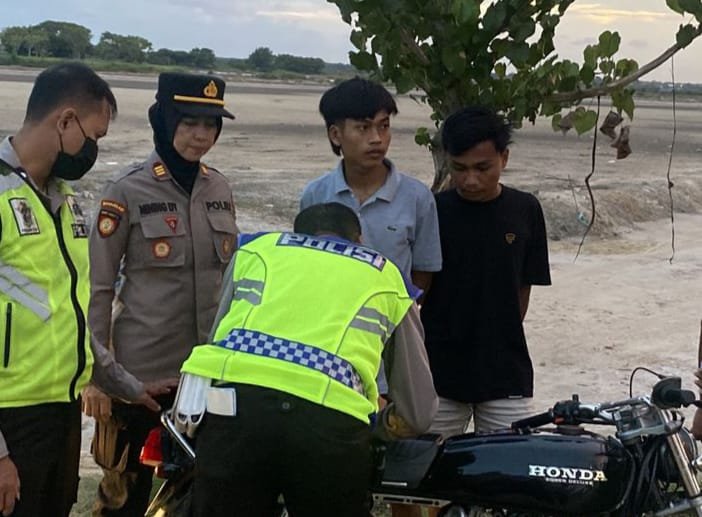 Personel gabungan Satlantas Polres Pamekasan Polda Jatim dan Polsek Galis melakukan penertiban pelanggaran Knalpol tidak sesuai spesifikasi Teknik ( Spektek).