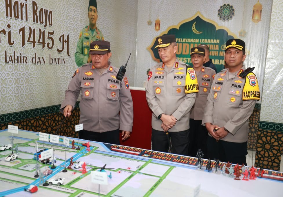 Kapolda Jatim Cek Pospam Pastikan Malam Jelang Lebaran Aman dan Kondusif 
