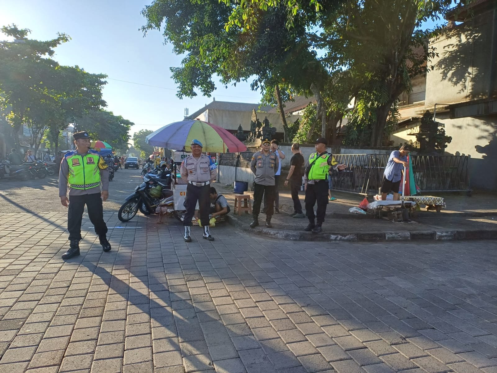 Kapolsek Mengwi Cek PH Pagi Dan Lakukan Pengaturan disimpang Barat Pasar Mengwi