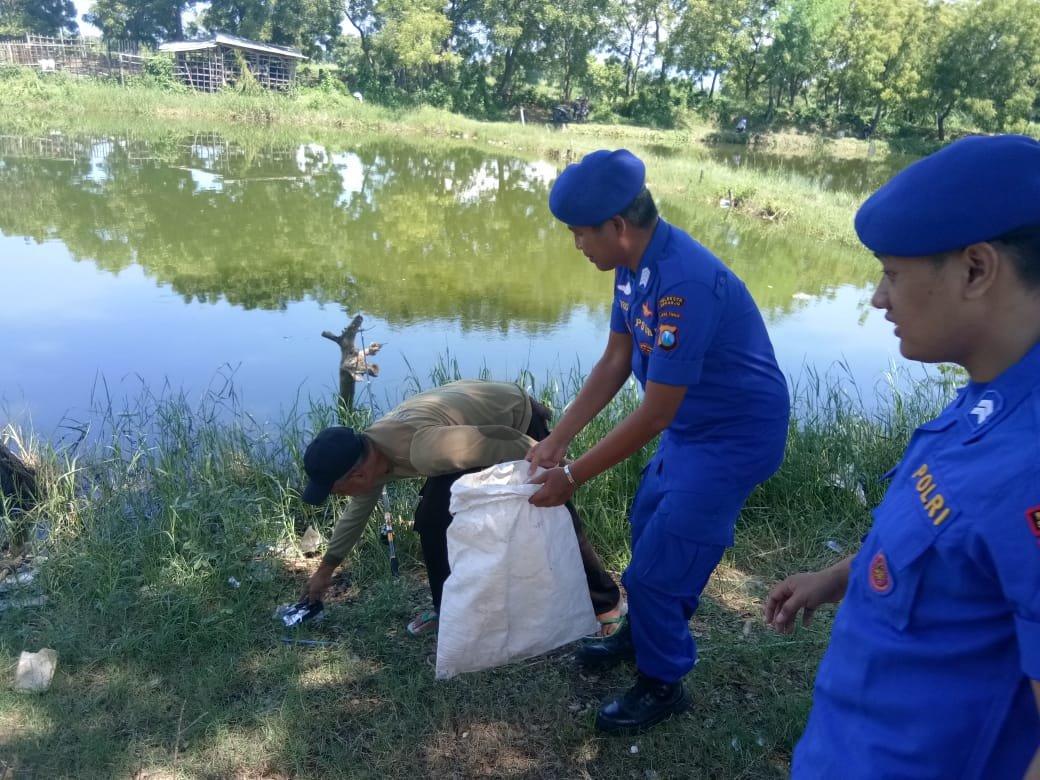 Peduli Lingkungan Polresta Sidoarjo Bersama Warga Bersihkan Sampah di Pesisir Pantai