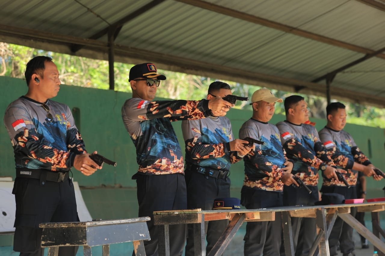 Tingkatkan Sinergi dan Asah Ketangkasan, Ka UPT Pemasyarakatan dan Imigrasi Di Jatim Latihan Menembak Bersama