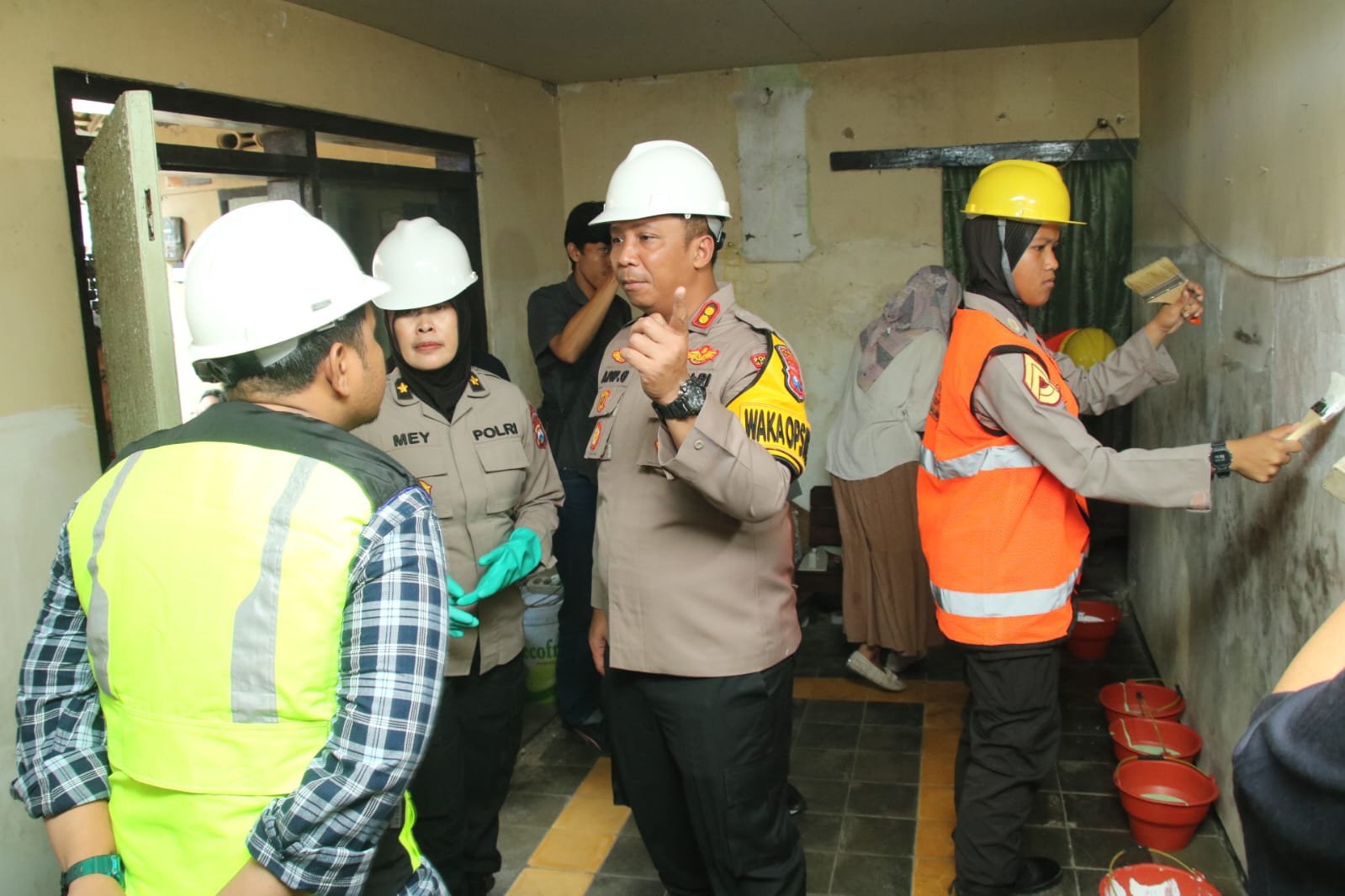 Kado Hari Bhayangkara ke-78, Polresta Malang Kota Bersama Taruna Akpol Bedah Dua Rumah Warga