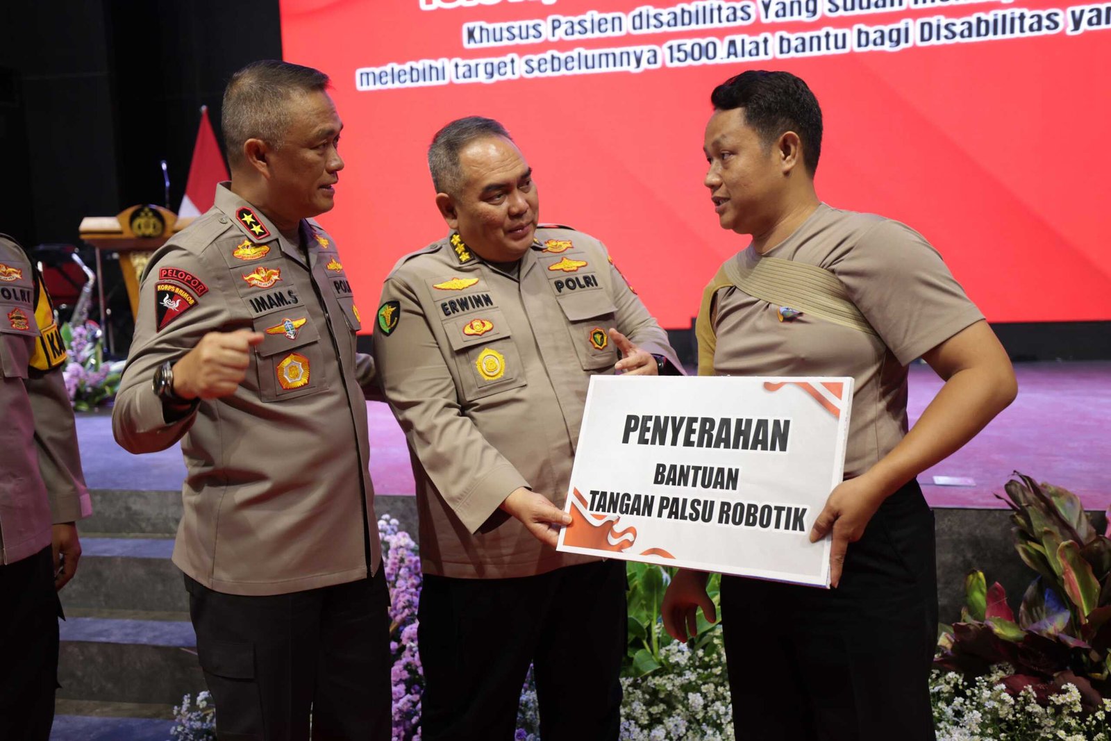 Hari Bhayangkara ke - 78 Polda Jatim Gelar Bakkes di Lumajang Layani 16 Ribu Lebih Warga Masyarakat