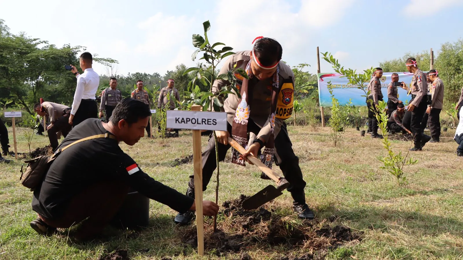 Polres Nganjuk Gelar Penanaman Pohon, Penyebaran Benih Ikan Konsumsi dan Pemberian Beasiswa 