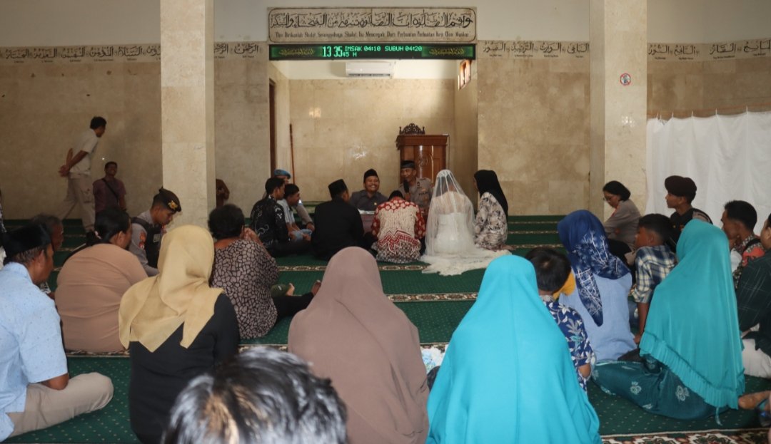 Polisi Fasilitasi Tahanan Narkoba Menikah di Masjid Baiturahim Polres Kediri Kota