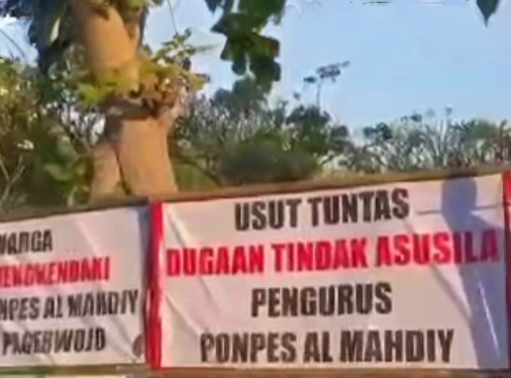 Dianggap Meresahkan Warga Pagerwojo Memasang Spanduk Perlawanan Terhadap Ponpes Al Mahdy