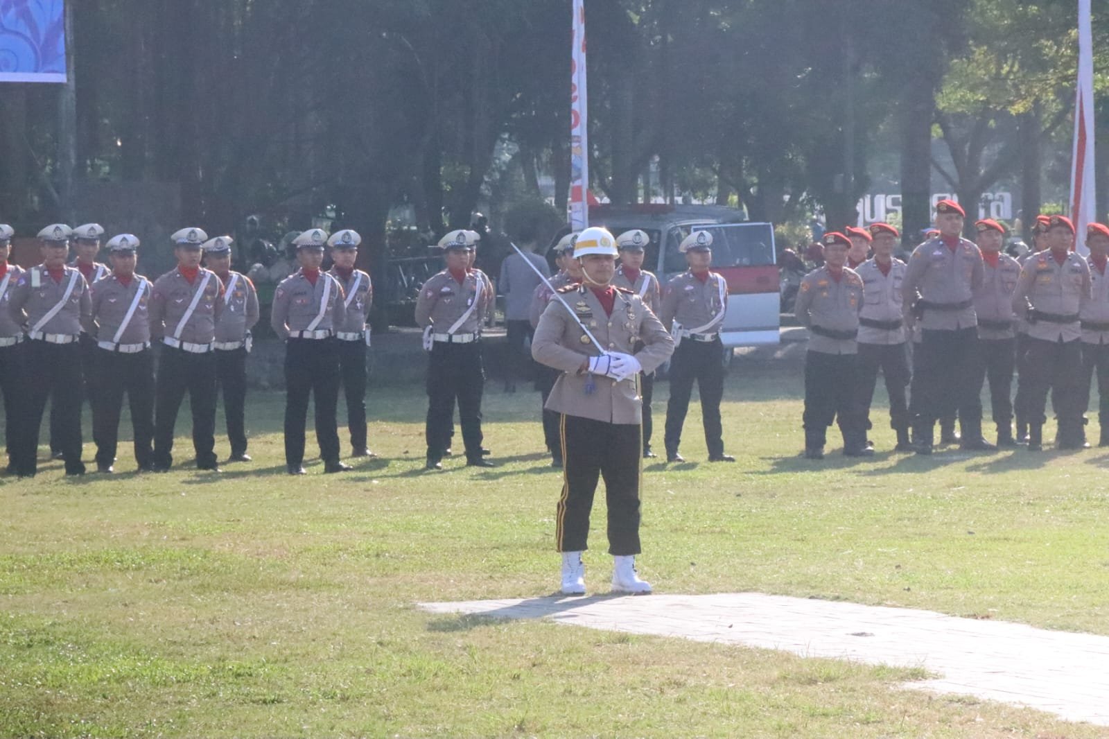 Anggota Polres Bondowoso Menghiasi Langit Biru di HUT Bhayangkara ke-78.