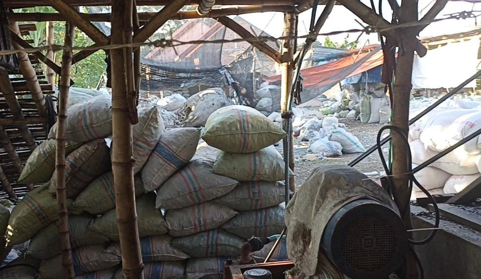 Diduga Ilegal Penggilingan Limbah Plastik Bekas Di Desa Pagerluyung