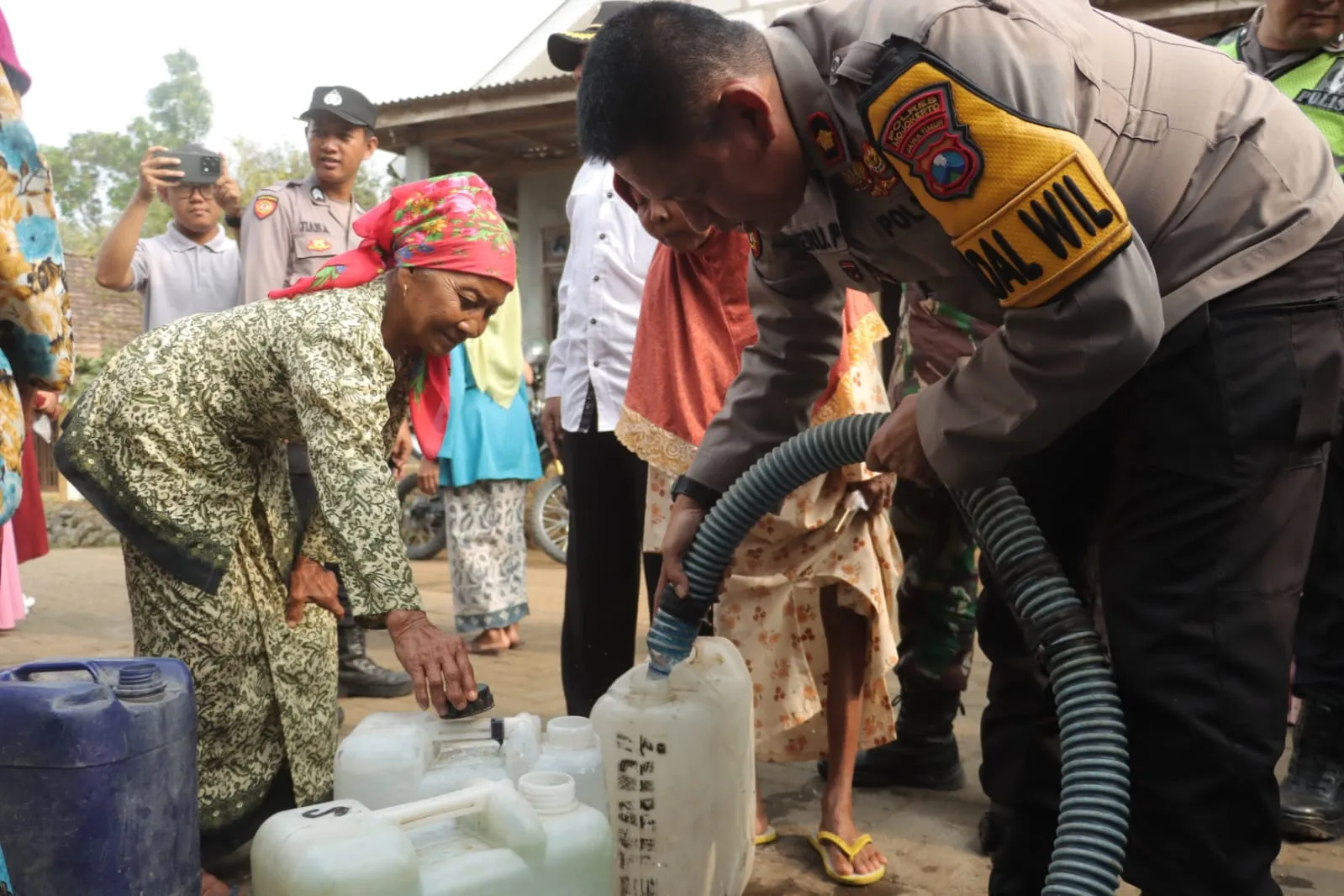 Polres Mojokerto Salurkan 32 Liter Air Bersih Untuk Warga di Kaki Gunung Penanggungan