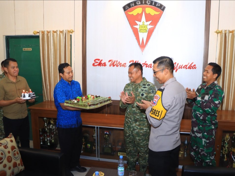 Sinergitas TNI - Polri, Polres Ngawi Beri Tumpeng dan Kue Ulang Tahun ke Yon Armed 12 Kostrad