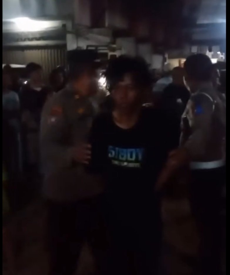 Quick Response Datangi TKP, Polsek Genteng Berhasil Amankan Terduga Pelaku Pencurian Aki dari Amuk Warga