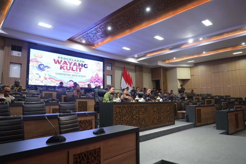 Kapolda Bali Saksikan Wayang Kulit Melalui Zoom