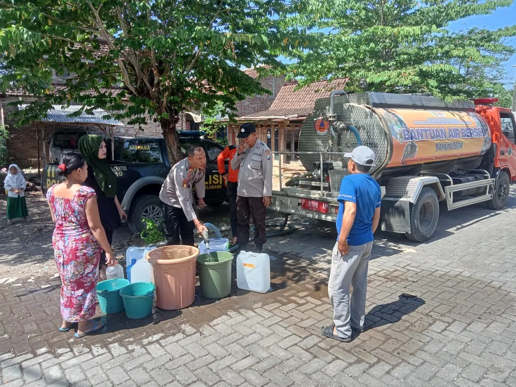 Guna Menangani Musim Kemarau Berkepanjangan, Polres Bondowoso Berikan Bantuan Air Bersih di Desa Leprak