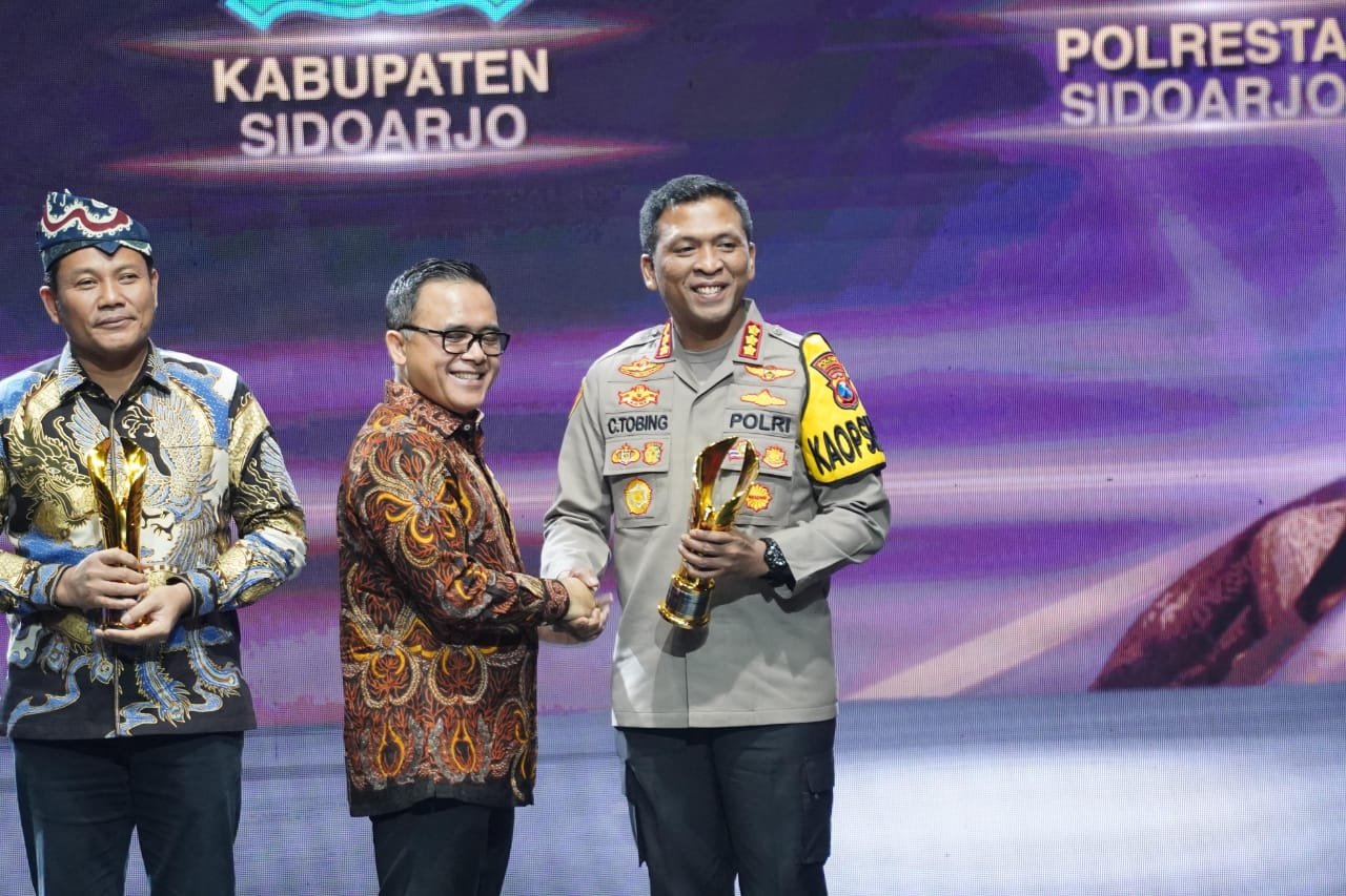 Tingkatkan Inovasi Digital Layanan Publik, Polresta Sidoarjo Raih Penghargaan Pemimpin Daerah Awards 2024