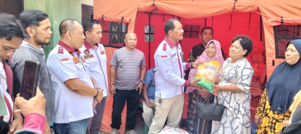 LPM Medan Barat Serahkan Bantuan ke Warga Korban Kebakaran di Pulo Brayan