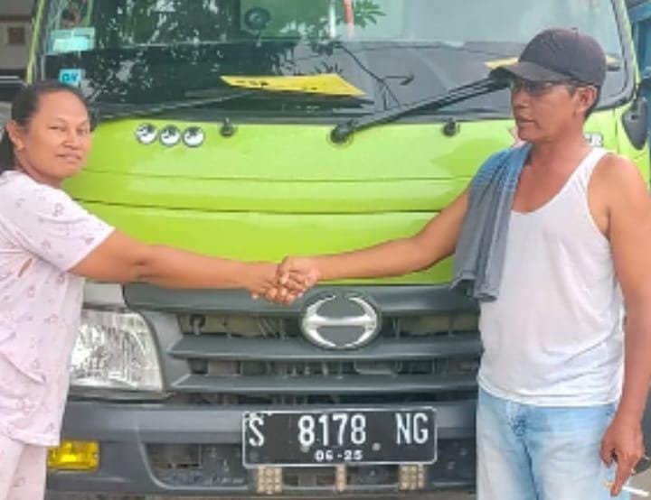 Keterangan: Foto Mulyadi dan istrinya di depan obyek kredit unit dump truk
