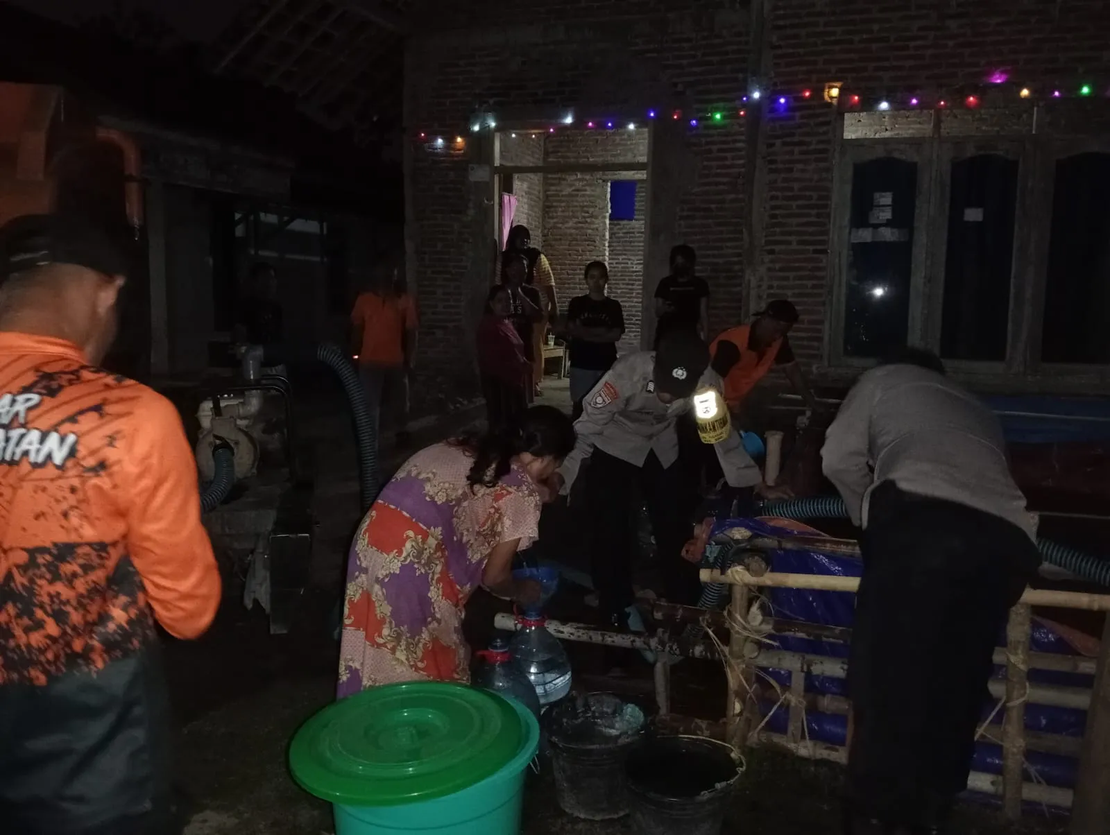 Polisi Kembali Salurkan Bantuan Air Bersih untuk Warga Desa Jagir Ngawi