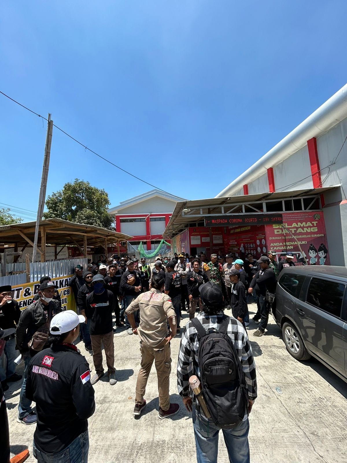 Tak Terbendung, Ratusan Massa AMI Merangsek Masuk ke Halaman Rutan Kelas 1 Medaeng