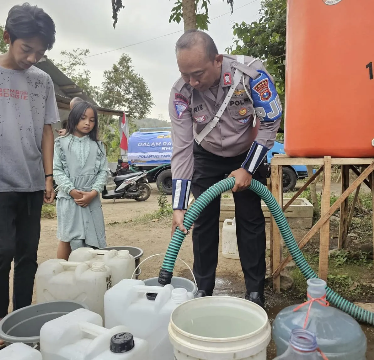 Peringati Harlantas Bhayangkara ke – 69, Ditlantas Polda Jatim Salurkan Air Bersih untuk Warga Terdampak Kemarau