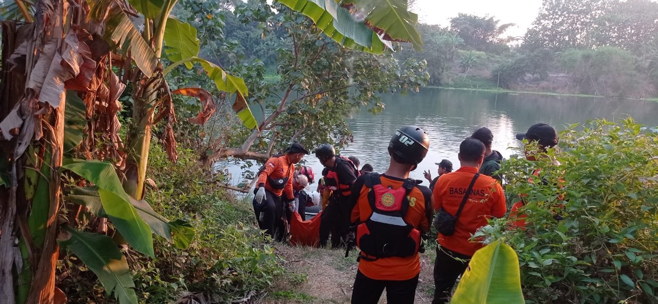 Polisi Bersama Tim SAR Berhasil Temukan Korban yang Menceburkan Diri di Sungai Brantas