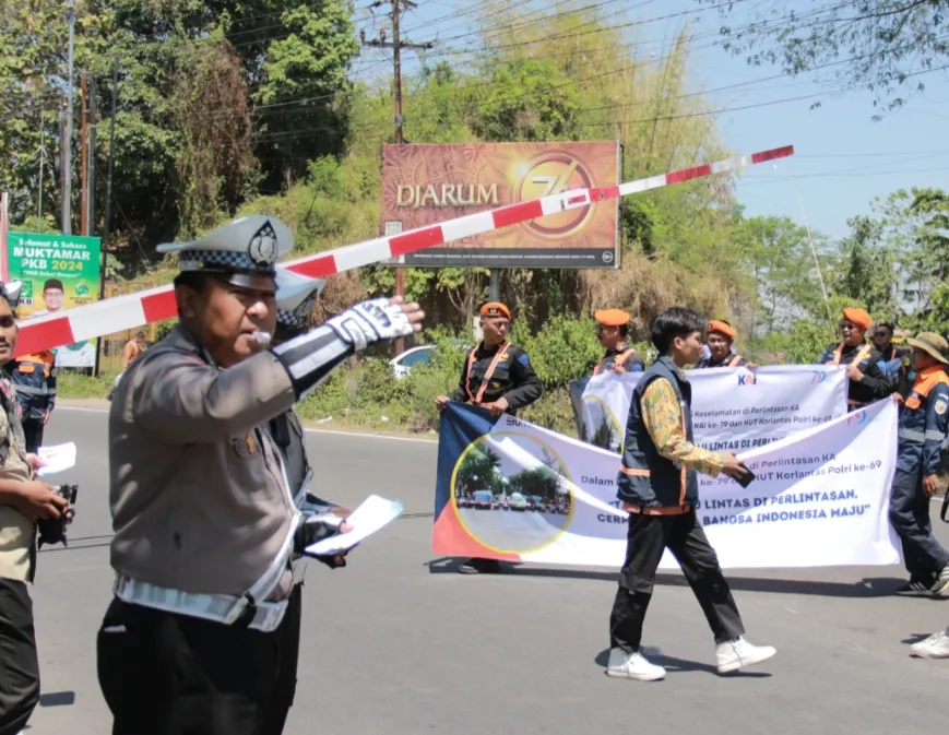 Polisi Bersama PT KAI Daop 9 Jember Gencar Sosialisasikan Keselamatan di Perlintasan Sebidang