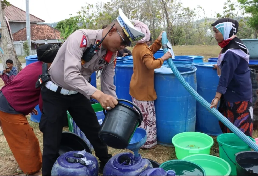 Gelar Baksos di Harlantas Bhayangkara ke – 69, Polres Bangkalan Droping 10 Tangki Air Bersih di 2 Desa