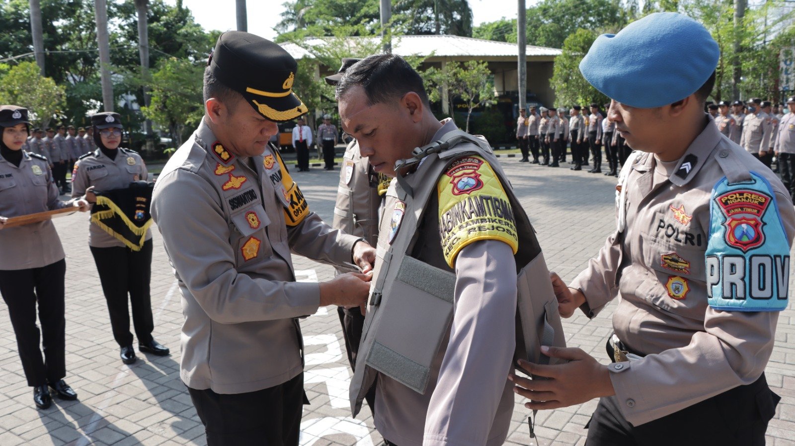 Kapolres Nganjuk Bagikan Body Protector Kepada Anggota Bhabinkamtibmas 