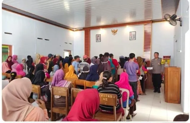 Wakapolres Nganjuk Pantau Penyaluran Bantuan Pangan di Tanjunganom