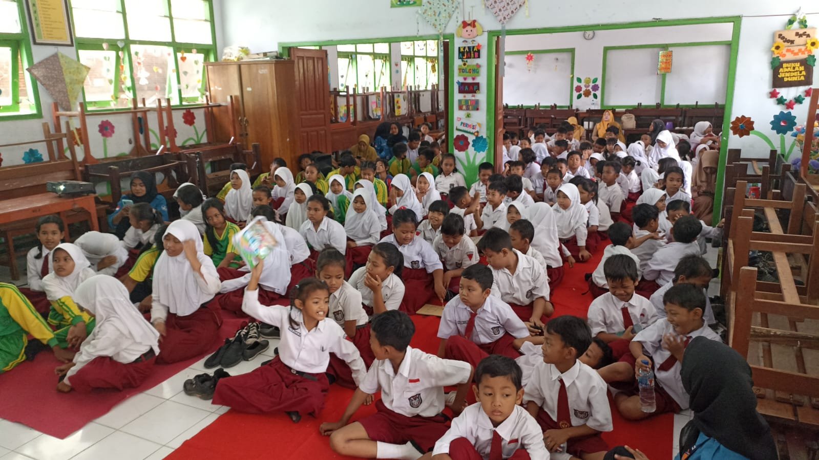 Personel Polsek Nganjuk Kota Sosialisasi Stop Bullying di SDN 1 Kartoharjo atas Inisiasi Kapolres Nganjuk