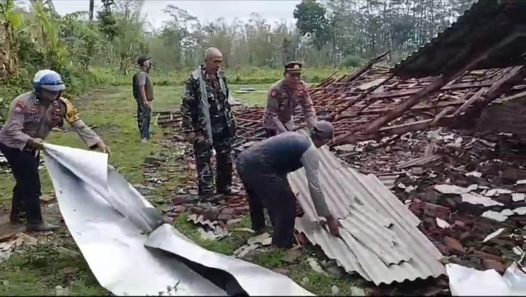 Gercep Polsek Curahdami Tangani Warga yang Terdampak Angin Puting Beliung di Desa Pakuwesi dan Desa Kupang 
