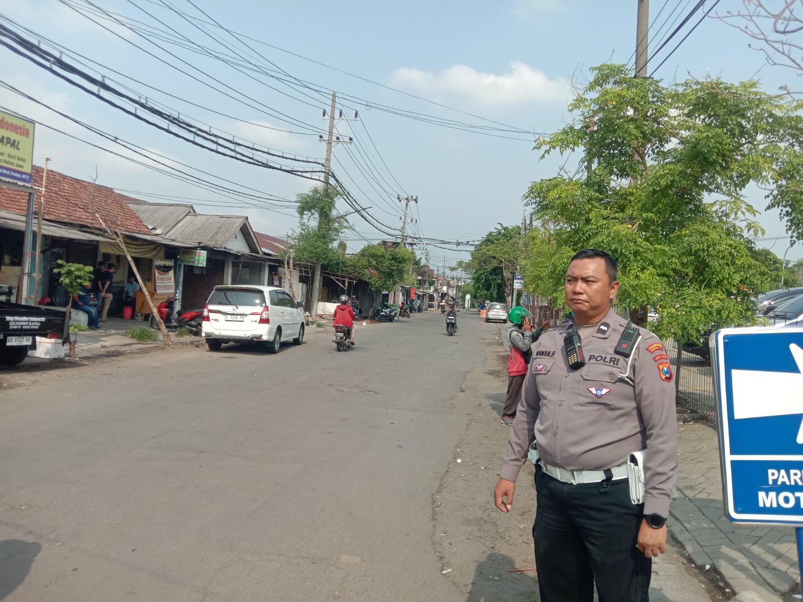 Anggota Regident Satlantas Polrestabes Surabaya, Laksanakan Giat Persempit Gerak Calo SIM