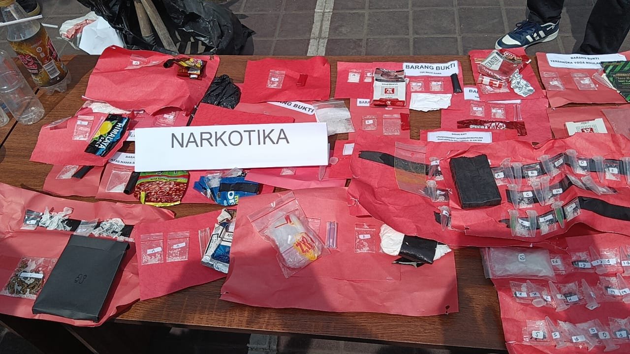 Kejari Gianyar Memusnahkan Barang Bukti Hasil Kejahatan