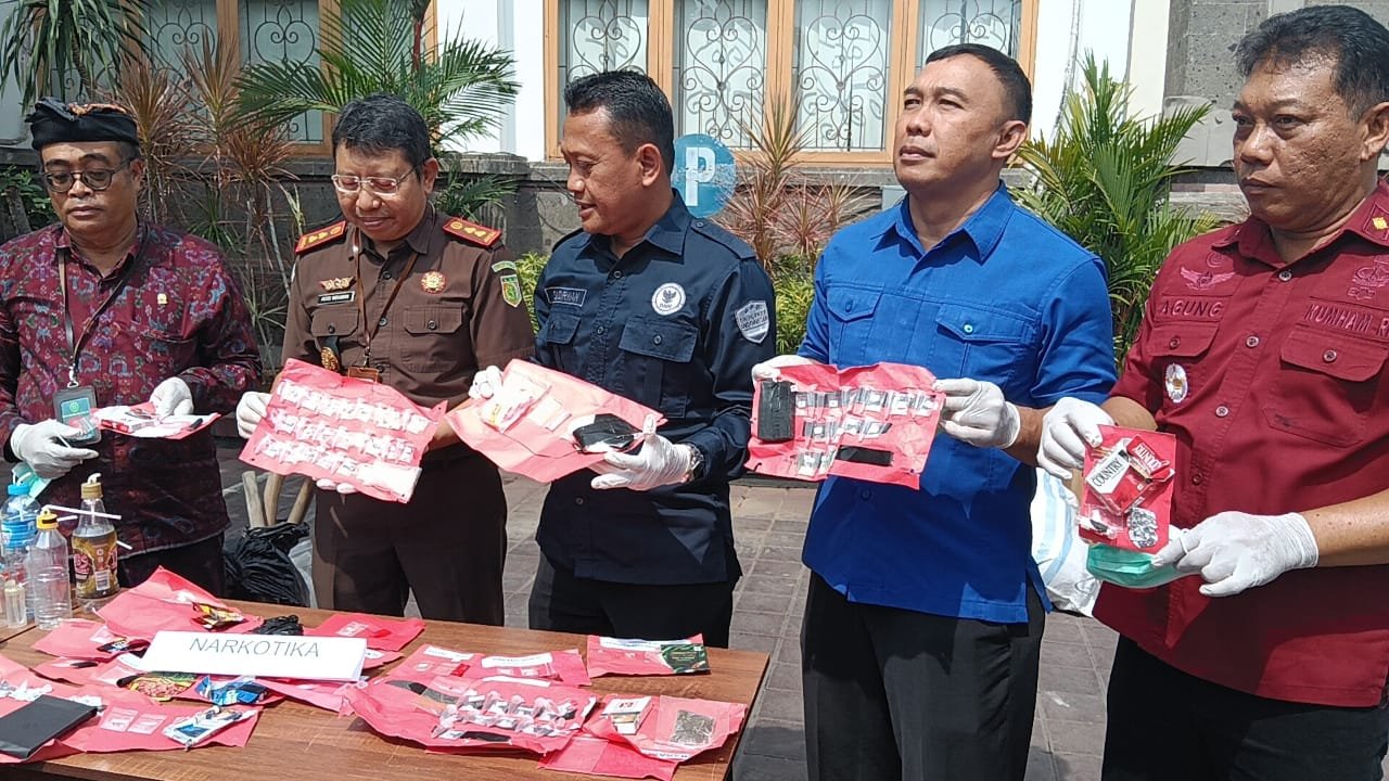 KAJARI Gianyar memusnahkan sabu-sabu barang bukti hasil kejahatan.