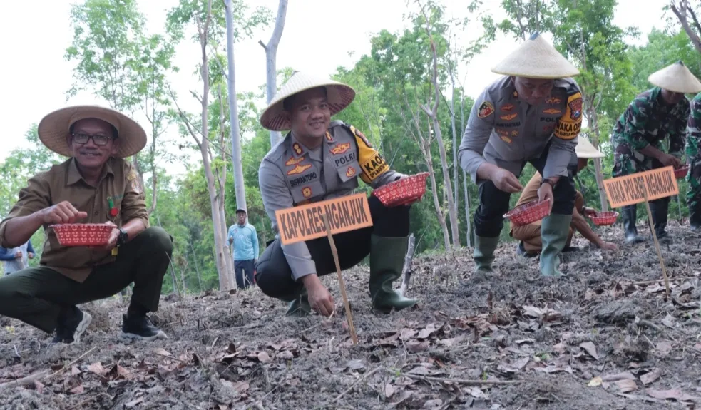 Polres Nganjuk Dorong Ketahanan Pangan Melalui Penanaman Jagung dan Budidaya Ikan di Lahan 12,2 Hektare