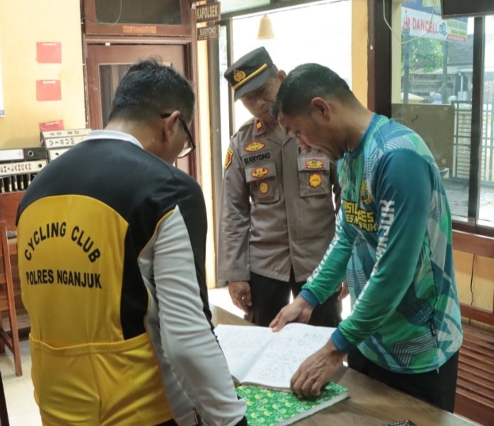 Kapolres Nganjuk Gowes ke Polsek Lengkong, Berikan Arahan Langsung ke Jajaran