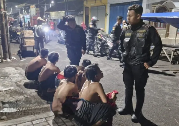 12 Remaja Berani Tantang Polisi, Akhirnya Ditangkap