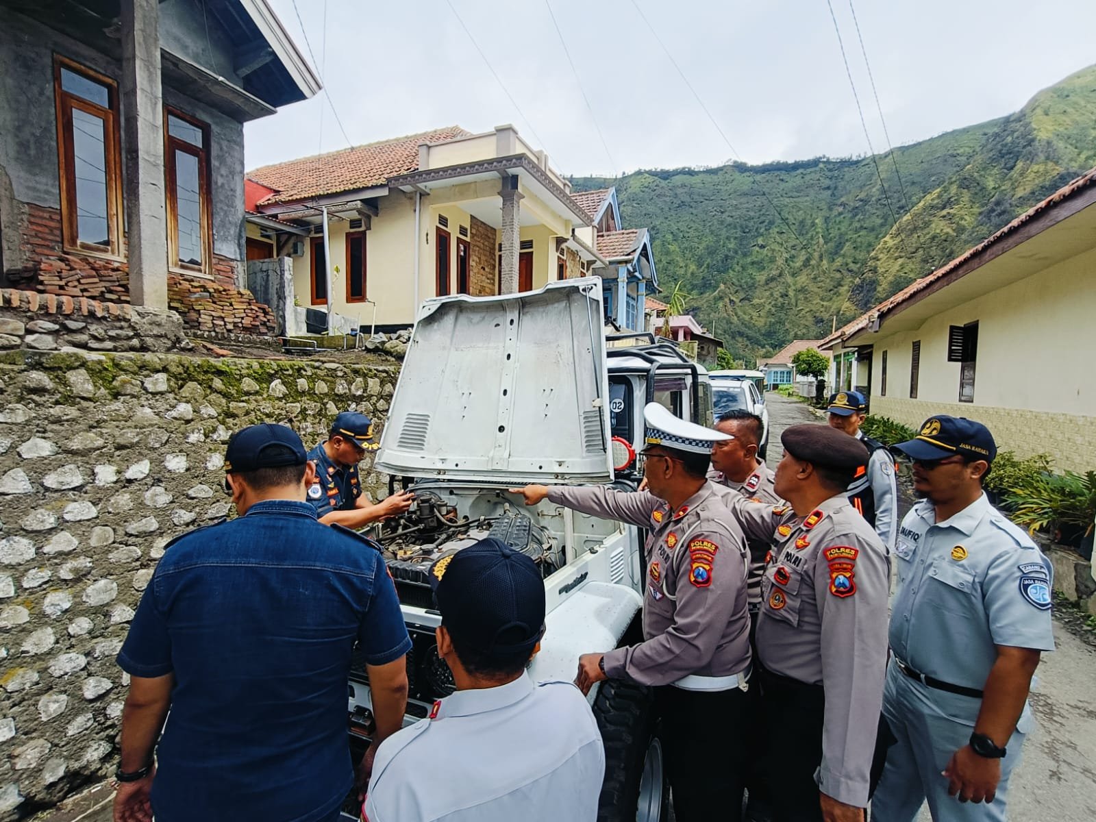 Jelang Nataru Polres Probolinggo Ramp Check Kendaraan Wisata Pastikan Keamanan Wisatawan Bromo