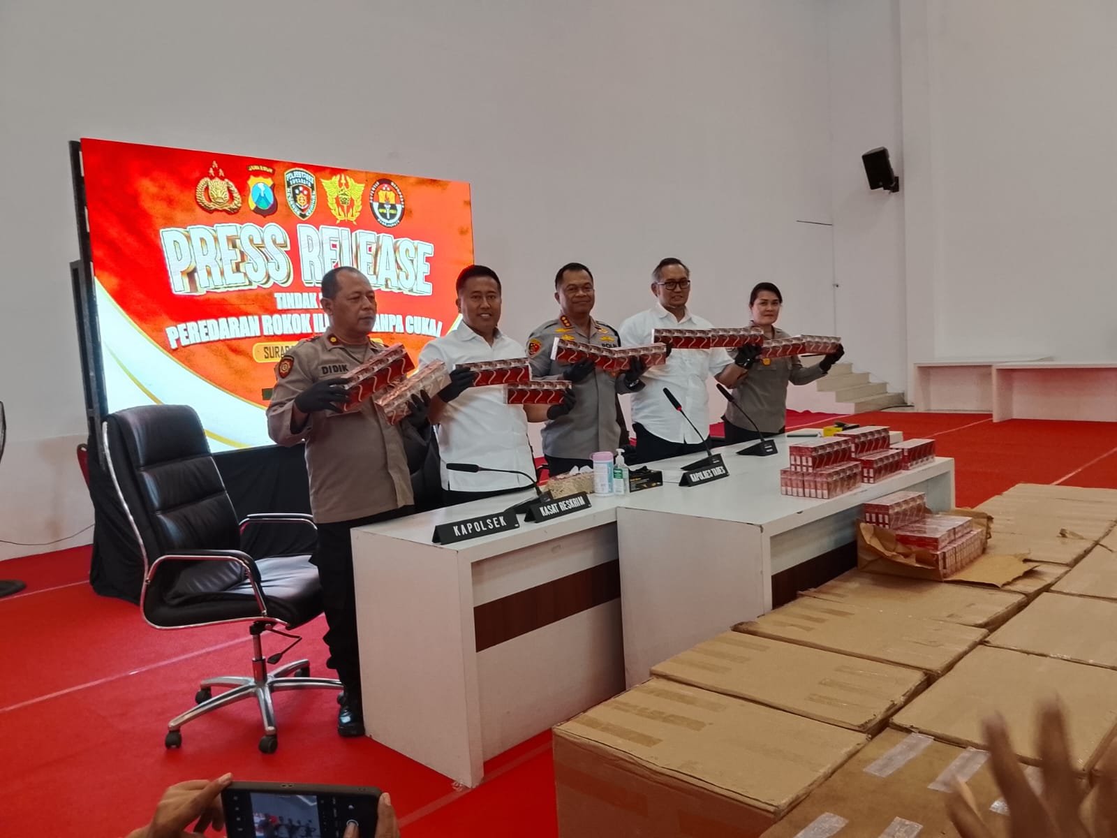 Polrestabes Surabaya Bongkar Gudang Rokok Ilegal Ratusan Bal