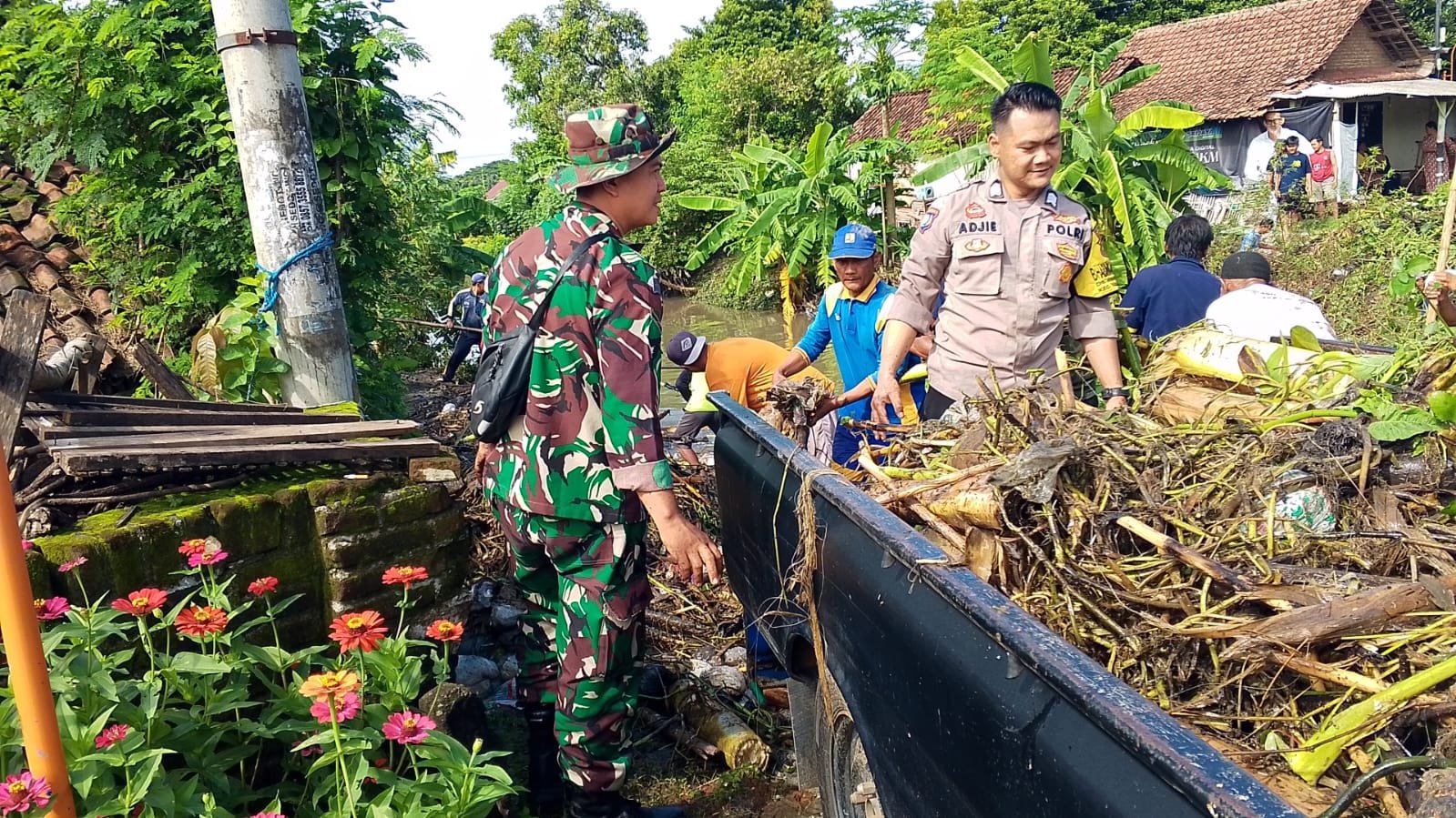 Polres Nganjuk Apresiasi Kerja Bakti Bersihkan Kali Apur di Jogomerto