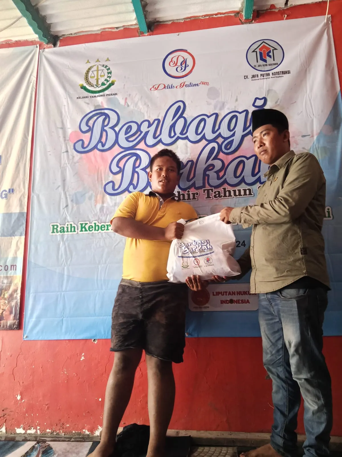 Tutup Tahun 2024, Media Delikjatim Gandeng Kejari Tanjung Perak Bagikan 100 Sembako Lengkap