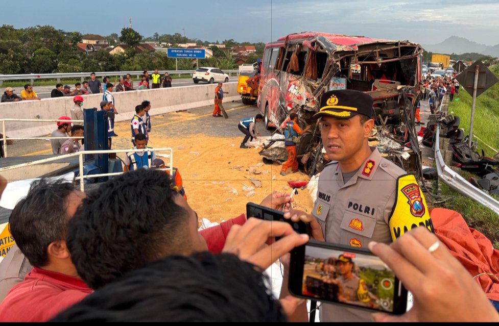 Gerak Cepat Polisi Evakuasi Korban Kecelakaan Bus di Tol Pandaan - Malang