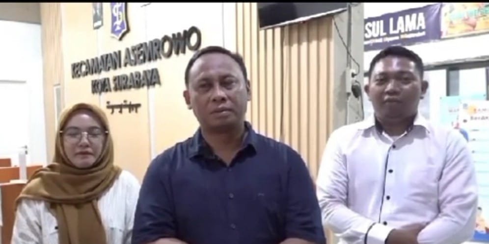 Menanggapi video viral yang menuduh dan menarasikan seolah-olah Camat Asemrowo memasukkan perempuan di ruang kerja Camat Asemrowo