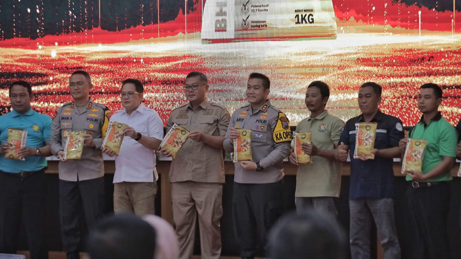 Kapolda Jatim dan Pj.Gubernur Launching Benih Jagung Merk Bhayangkara di Blitar