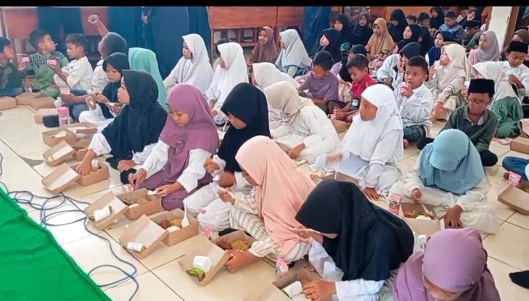Polres Nganjuk Bagikan 100 Paket Makanan Bergizi Gratis di SDN 1 Sukomoro