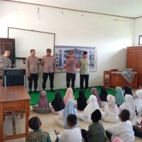 Polres Nganjuk Bagikan 100 Paket Makanan Bergizi Gratis di SDN 1 Sukomoro