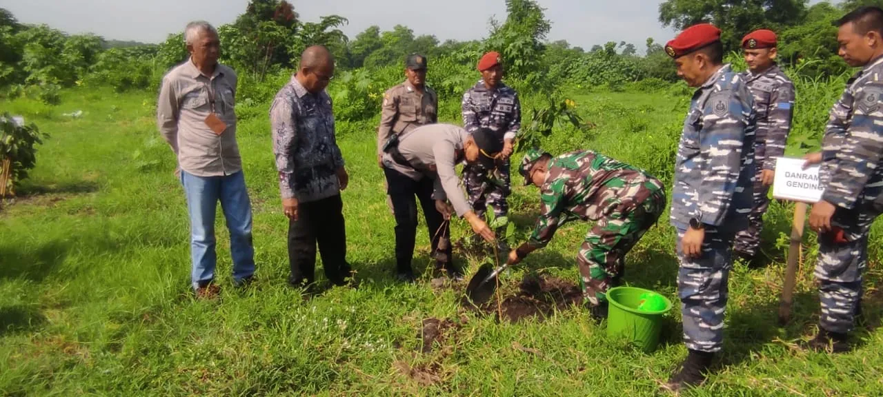 Lestarikan Lingkungan dengan Menanam Pohon, Aksi Polres Probolinggo dan TNI
